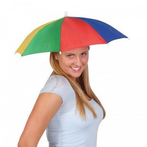 Mehrfarbiger Regenschirm und Hut 