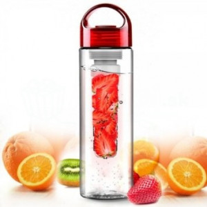 Gesunde Trinkflasche mit Früchtebehälter